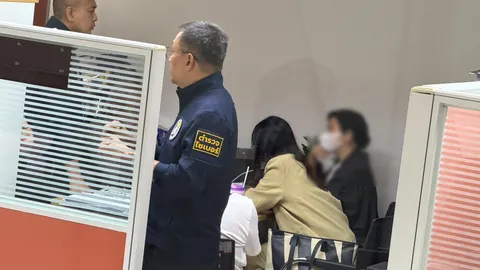 รวบหญิงลักลอบนำข้อสอบคณะนิติศาสตร์ออกมาให้อดีตบิ๊กตำรวจคนดัง ยังให้การปฏิเสธ