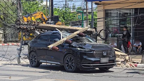 นาทีระทึก รถเทรลเลอร์บรรทุกแบ็กโฮ เกี่ยว "สายไฟฟ้า" ทำเสาหักโค่นล้มทับเก๋ง