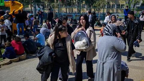 แผ่นดินไหวตุรกี ขนาด 6.2 อาฟเตอร์ช็อกกว่า 50 ครั้ง ประชาชนตกใจกระโดดจากที่สูง บาดเจ็บ 151 ราย