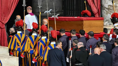 พระราชสาส์น เสียพระราชหฤทัย โป๊ปฟรานซิสสิ้นพระชนม์ นับหมื่นคนร่วมพิธีพระศพ