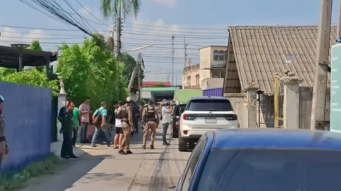 มอบตัวแล้ว คนร้ายบุกยิงแม่ดับต่อหน้าลูก 12 ขวบ ก่อนจับแม่ค้าเป็นตัวประกัน