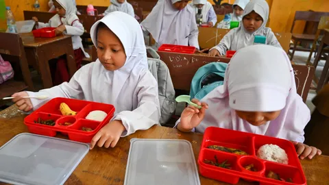 นร.ล้มป่วยอาหารเป็นพิษเกือบร้อยราย สะท้อนปัญหาโครงการอาหารฟรีรัฐบาลอินโดฯ