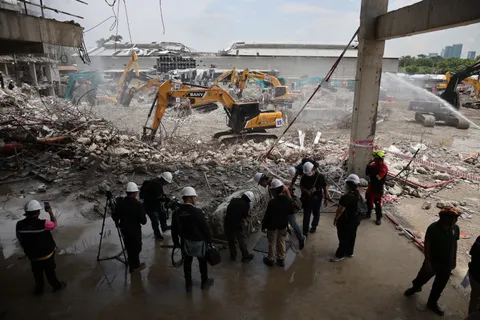 เปิดภาพรื้อถอน ตึก สตง.ถล่ม 90% คาด 3 วันเคลียร์พื้นที่จบ ยังไม่พบอีก 13 ร่าง