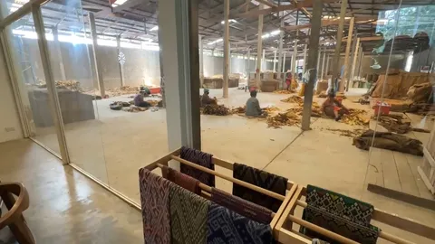 คาเฟ่แจงดราม่า ถ่ายทอดวิถีชีวิต "โรงงานคัดใบยาสูบ" ยันไม่ได้ทำเพื่อความบันเทิง