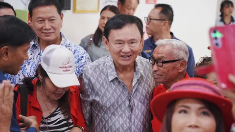 “ทักษิณ” ปิ๊กบ้านเชียงใหม่ เปิดให้รดน้ำดำหัว ก่อนช่วย “อัศนี” หาเสียงพรุ่งนี้