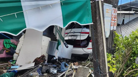 แมววิ่งตัดหน้า เก๋งบีเอ็มหักหลบ พุ่งชนร้านส้มตำ-บ้านเรือนพังยับ กลางเมืองภูเก็ต