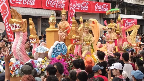 สงกรานต์พระประแดงคึกคัก ขบวนแห่ตระการตา ตร.คุมเข้มความปลอดภัย