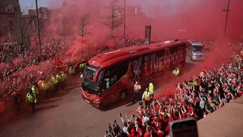 มากันเพียบ แฟนลิเวอร์พูล แห่ต้อนรับนักเตะหน้าสนามแอนฟิลด์ ลุ้นคว้าแชมป์พรีเมียร์ลีก