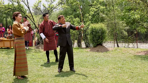 ในหลวง-พระราชินี ทรงร่วมยิงธนู กษัตริย์จิกมีทรงแนะนำ กีฬาพื้นบ้านของภูฏาน