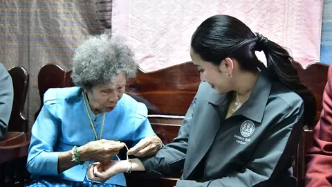 “อิ๊งค์” ไหว้พระประจำวันเกิดที่นครพนม ชาวบ้านให้ไข่ขวัญต้อนรับตามประเพณีอีสาน