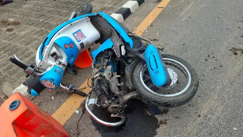 ดับสลด 3 ศพ เก๋งเมาซิ่งเสยท้าย "จยย.แม่ลูก" รอเลี้ยวกลับรถ