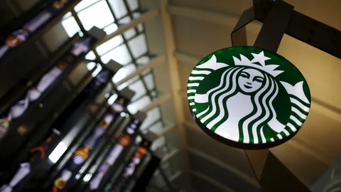 สตาร์บัคส์ สวนกระแส จ้างบาริสต้าเพิ่ม ลดการใช้เทคโนโลยี