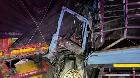 อุบัติเหตุสลด รถบรรทุก 4 พ่อแม่ลูก พุ่งชนท้ายรถพ่วงจอดข้างทาง "แม่-น้องชาย" ดับ