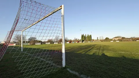 "ฝ่ายจัด" ตัดสินใจแล้ว หลังมี "นักเตะข้ามเพศ" ลงแข่งฟุตบอลลีกหญิงอังกฤษ