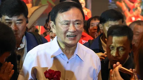 ทนายรอหมายศาล พร้อมแจงชั้น 14 อ้างแพทย์ให้ส่งตัว-ทักษิณไม่กังวล อัยการไม่ฟ้อง 112 นักวิชาการสหรัฐฯ