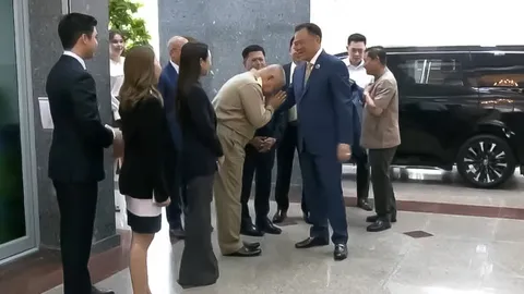 ผู้ว่าฯ ปราจีนบุรี หอบพวงมาลัยไหว้ขอโทษ “อนุทิน” ปมตั้งที่ปรึกษาชาวจีน (คลิป)