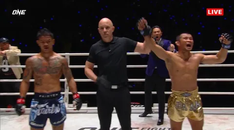 โหดจริง “น้องโอ๋” อดีตแชมป์โลก ชนะคะแนน “ก้องธรณี” ที่อายุน้อยกว่า 10 ปี เอกฉันท์ (คลิป)