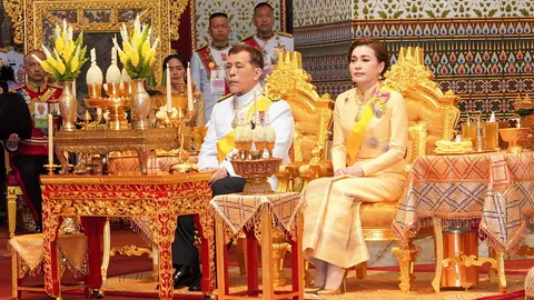 ในหลวง-พระราชินี เสด็จฯ บำเพ็ญพระราชกุศลทักษิณานุปทาน พระราชพิธีฉัตรมงคล