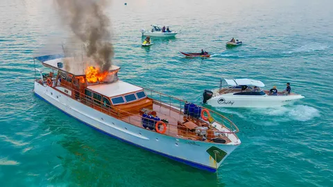 นาทีระทึก ไฟไหม้เรือยอร์ชหรู อายุเกือบ 100 ปี มูลค่าหลายล้าน กลางทะเลสัตหีบ (คลิป)