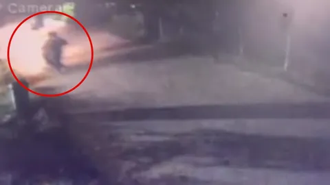 วงจรปิดจับภาพ 6 คนร้ายก่อเหตุที่ตากใบ ลงจาก จยย. มายิงซ้ำ หลังเห็นคนอยู่ในบ้าน