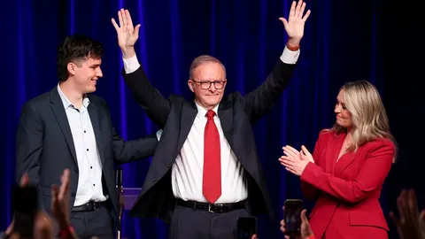 พรรครัฐบาลออสเตรเลียชนะเลือกตั้งถล่มทลาย อัลบาเนซีจ่อรั้งเก้าอี้นายกฯ