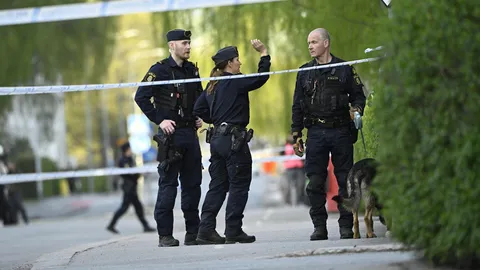 สวีเดนจับแล้ว 6 คน คดียิง 3 ศพที่ร้านทำผม ส่อโยงแก๊งวัยรุ่นคู่อริ