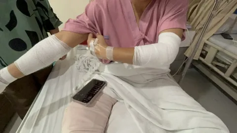 สาวขอความช่วยเหลือ หลังโดนเก๋งดำไล่ชนจนกระเด็น ลงมาเตะซ้ำก่อนขับรถหนี