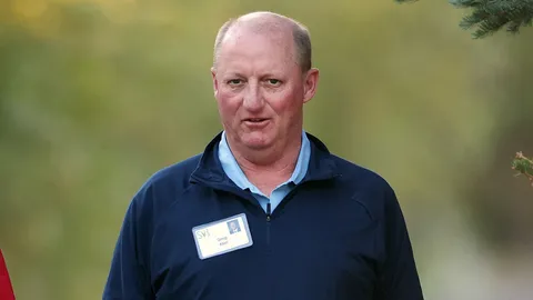 รู้จัก เกรก อาเบล ทายาทวอร์เรน บัฟเฟตต์ ว่าที่ CEO ใหม่ เบิร์กเชียร์ ฮาธาเวย์