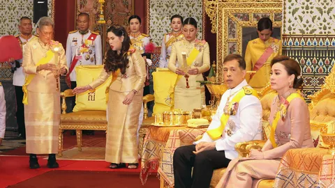 ในหลวง-ราชินี เสด็จฯไปในการพระราชพิธีฉัตรมงคล ปี 2568