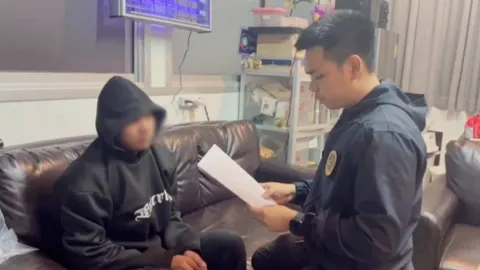 รวบหนุ่มแก๊งคอลฯ หลอกข้าราชการบำนาญสูญเงินกว่า 7.9 แสนคาด่าน ขณะกลับไทย