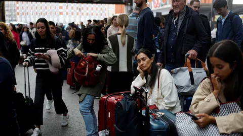 โจรขโมยสายเคเบิล ทำรถไฟความเร็วสูงในสเปนหยุดวิ่ง คนติดค้างนับหมื่น