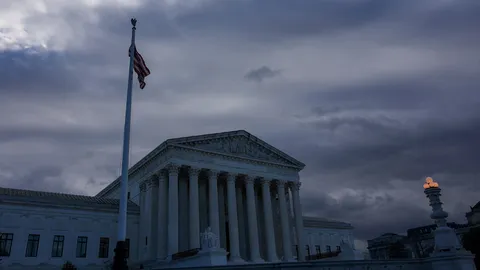 ศาลสูงสุดสหรัฐฯ อนุญาตให้ทรัมป์แบนคนข้ามเพศจากกองทัพ