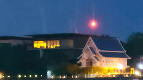 ชาวบ้านแตกตื่น ลูกไฟสีแดง พุ่งตกมาจากฟากฟ้า ย่านพระประแดง รอผู้เชี่ยวชาญไขคำตอบ