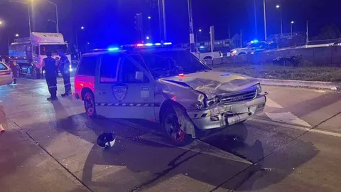 สลด รถกู้ภัยฝ่าไฟแดงพุ่งชน จยย. สาวเสียชีวิต สามีเศร้าลูก 7 ขวบเป็นกำพร้า