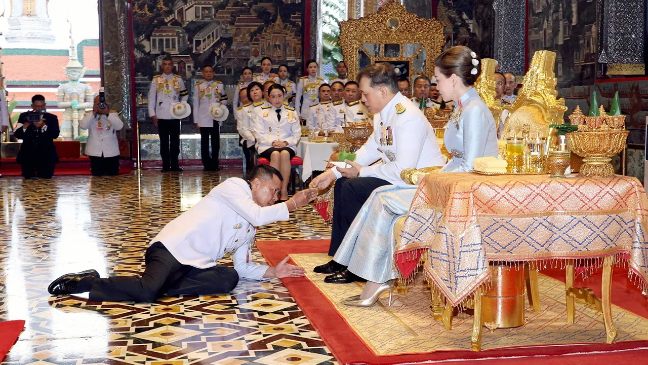 ในหลวง-ราชินี เสด็จพิธีพืชมงคล ทรงเจิมปลัดฯ "พระยาแรกนา" เทพีคู่หาบทอง พร้อมหาบเงิน