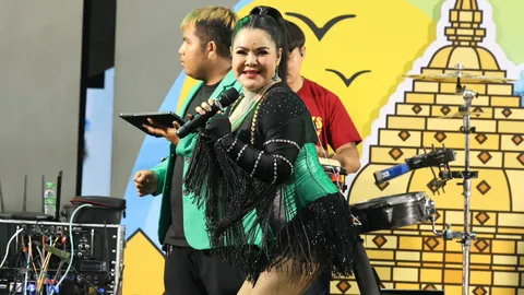 ฮาย อาภาพร จัดหนักไม่มีกั๊ก จับไมค์ร้องเพลงเสิร์ฟความสนุกในงานไทยรัฐแฟร์ 