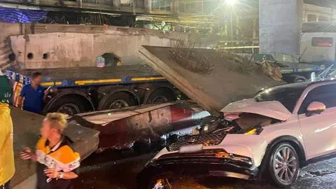 ระทึกอีก แผ่นปูนขนาดใหญ่ร่วงลงมาใส่รถชาวบ้าน ซอยลาดกระบัง 54 พังยับเยิน