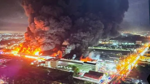 ยังคุมเพลิงไม่ได้ ไฟไหม้โกดัง ซอยฉลองกรุง 55 อาคารเริ่มมีการทรุดตัว