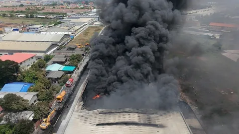 ยังดับไม่ได้ เหตุไฟไหม้ลาดกระบัง สั่งอพยพกว่า 140 หลัง หวั่นผลกระทบจากควันพิษ