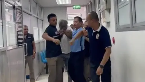 ลูกชาย "ยายนิล" เดือดรุมชก "นายเตี้ย" กลางโรงพัก เชื่อวางแผนฆ่าไว้ล่วงหน้า