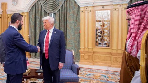 "ทรัมป์" พบ ปธน. รักษาการซีเรีย หลังยกเลิกมาตรการคว่ำบาตรทั้งหมด