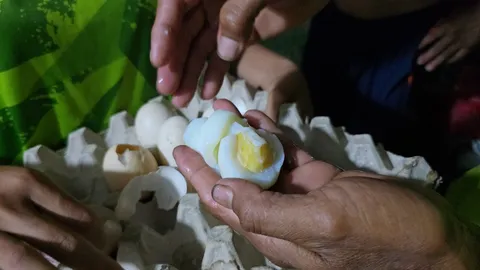 หนองคายผวา “ไข่ปลอม” ระบาด ฟองโต แผงละ 130 พอต้มสุกพบเป็นวุ้นเหมือนเจลลี่