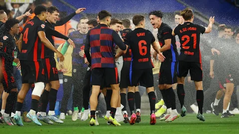 เกิดอะไรขึ้น "แข้งบาร์เซโลนา" โดนเจ้าถิ่นทำแสบ ระหว่างฉลองแชมป์ ลา ลีกา