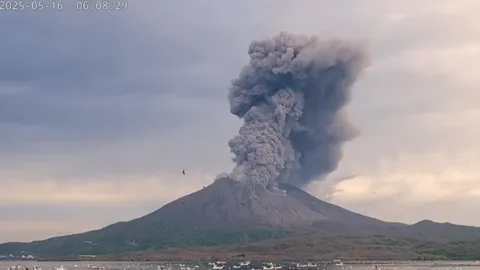 ภูเขาไฟ "ซากุระจิมะ" ปะทุรุนแรง พ่นเถ้าถ่านสูง 3,000 เมตร ทางการญี่ปุ่นประกาศเตือนภัยระดับ 3