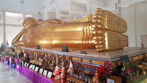 ใครกำลัง "หมดหวัง" มักมาขอ "แรงใจ" ใครกำลัง "เริ่มต้นใหม่" มักขอ "ทางสว่าง"