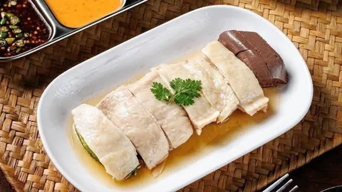 “ตี๋น้อยคชิน” ข้าวมันไก่สิงคโปร์เนื้อนุ่มฉ่ำ