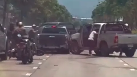 ระทึกกลางเขตสายไหม ตร. ไล่สกัดจับ "กระบะแต่งซิ่ง" ต้องสงสัย ขับชนดะ-หลบหนี