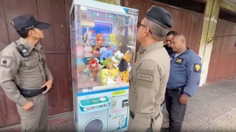 จับตู้คีบตุ๊กตา ตำรวจนครศรีฯ เอาจริง มอมเมาเยาวชน ดูดเงินค่าขนม พบไม่มีเจ้าของ