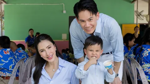 ริต้า-กรณ์ พา น้องกวินท์ เลี้ยงอาหารกลางวัน มอบทุนการศึกษาให้โรงเรียนที่ขาดแคลน