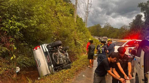 รอง ผกก.ป.สภ.ห้างฉัตร ขับรถตราโล่พลิกคว่ำดับสลด คาดฝ่าฝนตกถนนลื่น